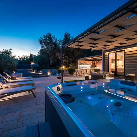 Olive Oasis With Private Jacuzzi And Summer Kitchen