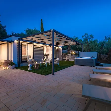 Olive Oasis With Private Jacuzzi And Summer Kitchen Orasac
