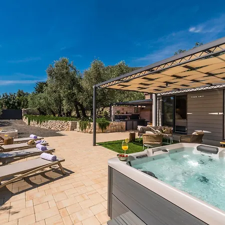 Ferienhaus Olive Oasis With Private Jacuzzi And Summer Kitchen Orasac