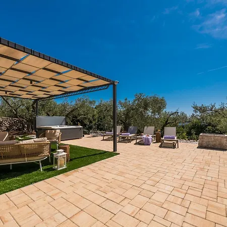 Olive Oasis With Private Jacuzzi And Summer Kitchen Ferienhaus