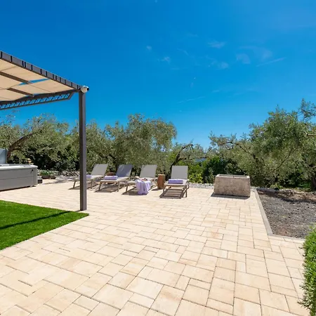 Olive Oasis With Private Jacuzzi And Summer Kitchen Ferienhaus